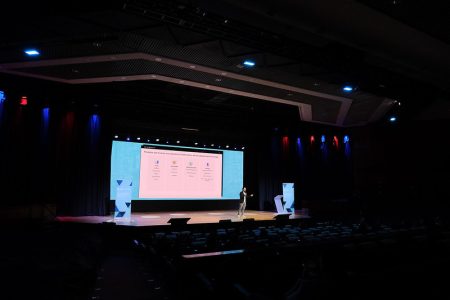 auditório-lotado-em-uma-conferência