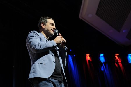 homem-dando uma-palestra