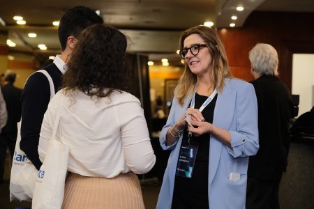 mulher-fazendo-networking